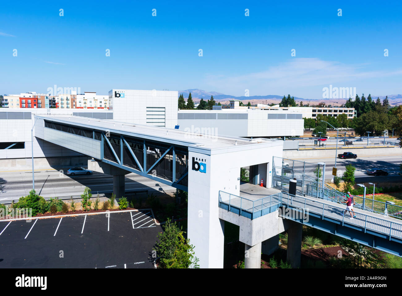 Fußgängerbrücke in West Dublin/Pleasanton BART-Station der Bay Area Rapid Transit System. BART-Station im Mittelstreifen der Autobahn I Stockfoto