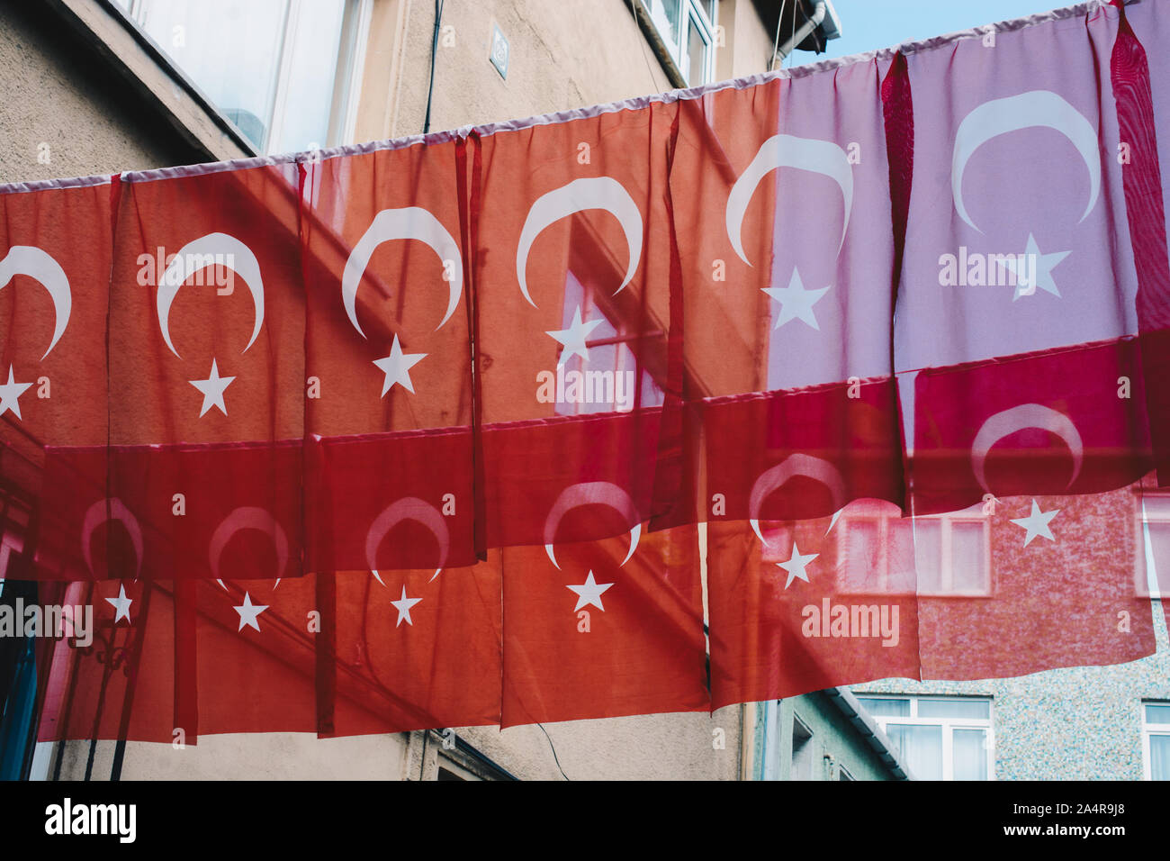 Türkische Flagge im Freien an einem Seil Stockfoto