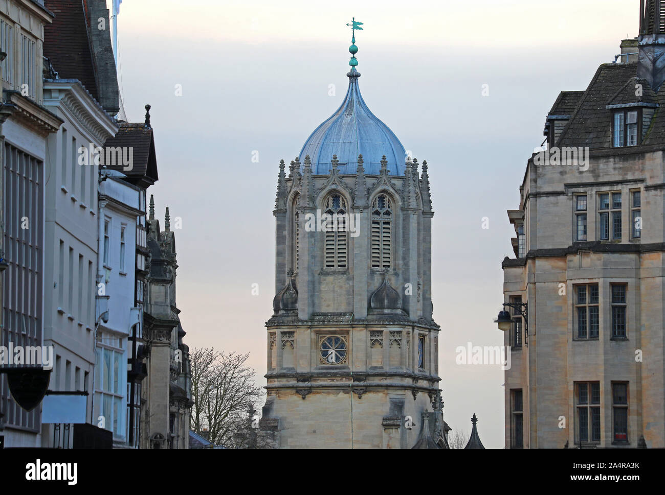 Der Glockenturm namens Tom Tower am Eingang zu Christ Church College in Oxford, von carfax gesehen. Die Glocke ist toll, rief Tom Stockfoto