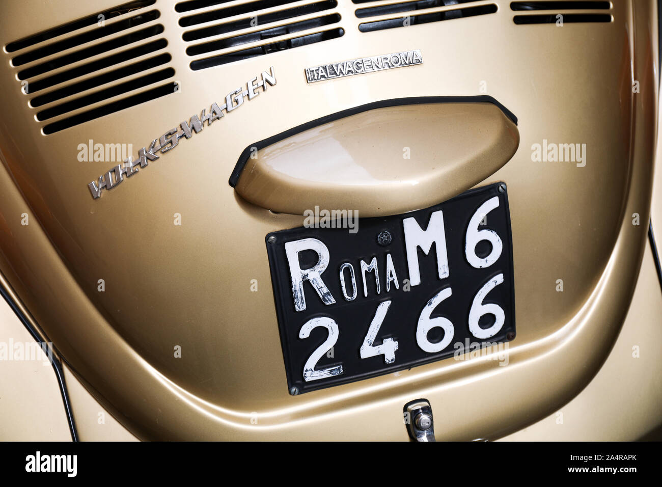 Römische Fahrzeug Kennzeichen auf einem goldenen Volkswagen Käfer in Rom, Italien Stockfoto