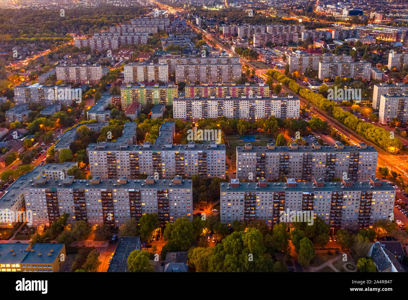 Ein Klassenfahrten in Budapest XIX. Die bescheidenen Menschen leben in solchen Häusern. Meist haben sie Big Bank darlehen. Diese Häuser sind eine Zentralheizung. Stockfoto