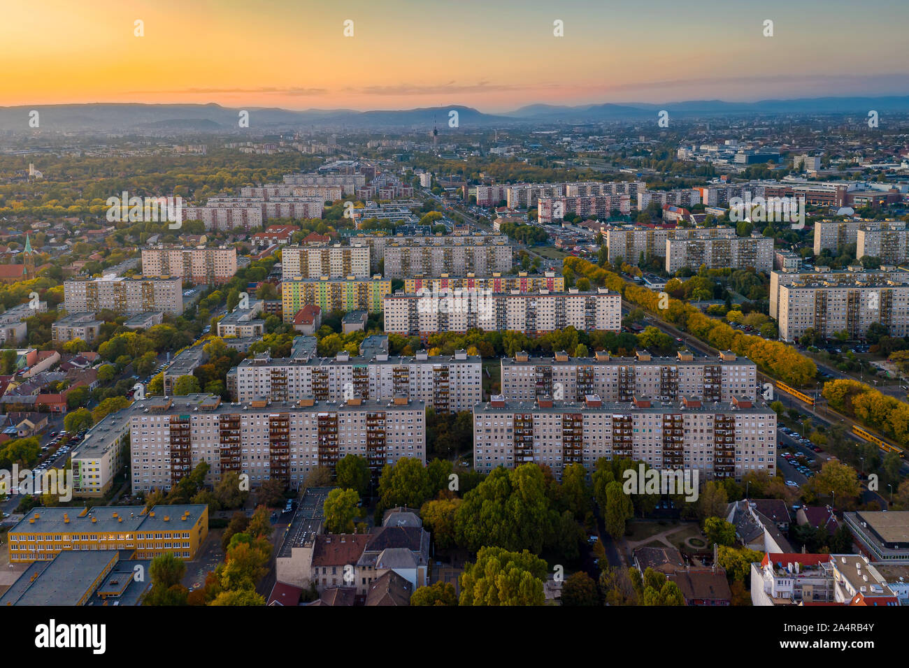 Ein Klassenfahrten in Budapest XIX. Die bescheidenen Menschen leben in solchen Häusern. Meist haben sie Big Bank darlehen. Diese Häuser sind eine Zentralheizung. Stockfoto