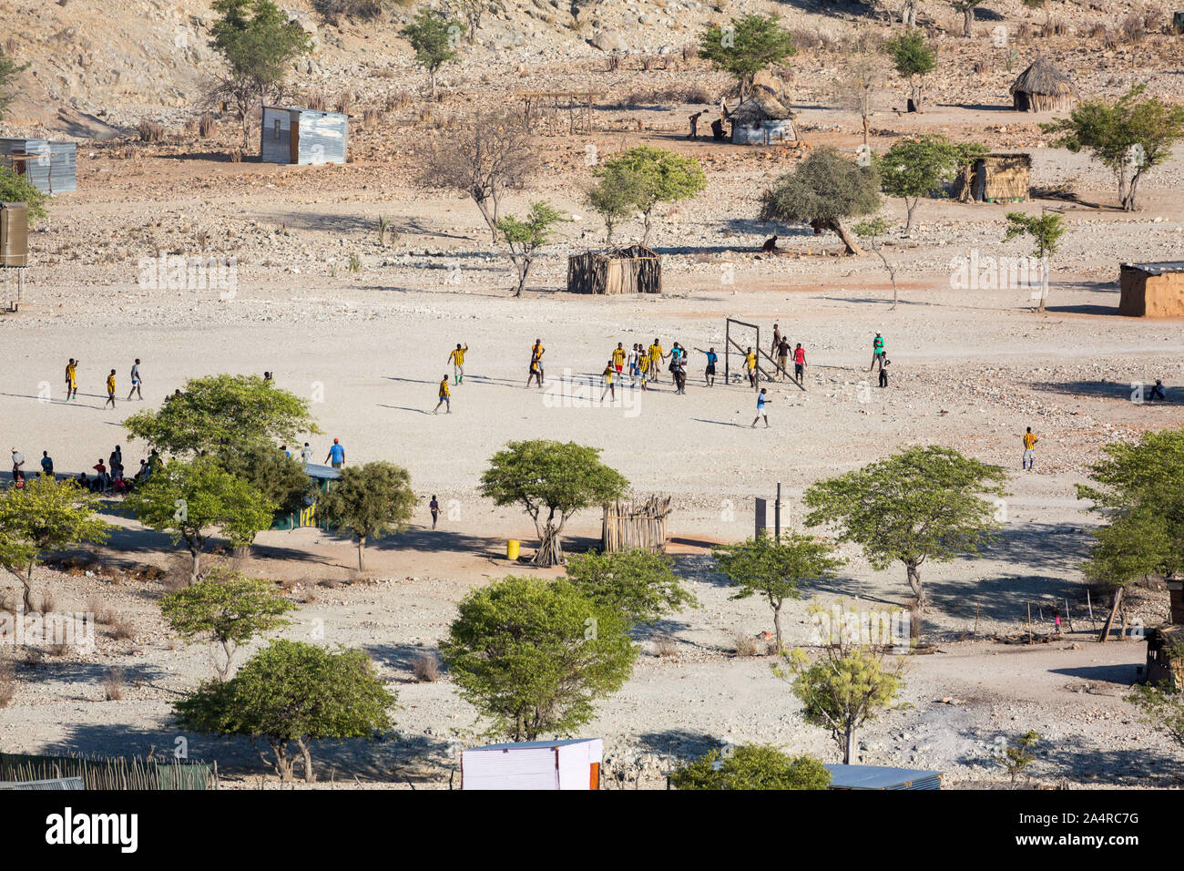 Luftaufnahme von einem Fußballspiel in einem armen und abgelegenen Dorf, Epupa, Namibia, Afrika Stockfoto