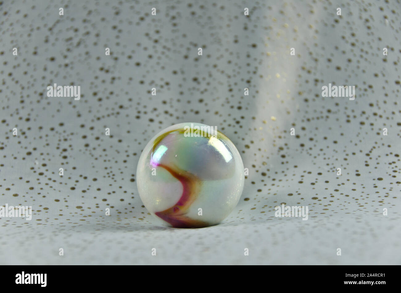 Eine große poliert und schimmerndem Marmor, bullet aus Glas, in Farbe von  Perlmutt liegen auf einem Boden von Weiß und Gold funkelnde Textur  Stockfotografie - Alamy