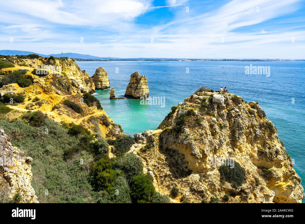 Malerische Landschaft der Algarve Küste in der Nähe von Lagos mit Klippen mit Blick auf den Atlantik, Portugal Stockfoto