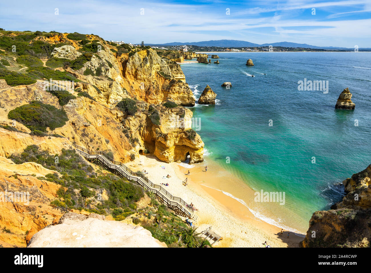 Praia do Camilo mit seiner klaren, türkisfarbenen Wasser ist einer der kultigsten Strand in der Region der Algarve, Portugal Stockfoto