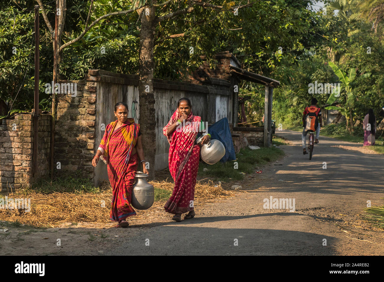 Kolkata, Indien am 15. Oktober. 15 Okt, 2008. Weibliche Dorfbewohner tragen Trinkwasser am Internationalen Tag der ländlichen Frauen an narayanpur Dorf gesammelt, rund 45 km entfernt von Kolkata, Indien am Okt. 15, 2019. Die ersten Internationalen Tag der Frauen in ländlichen Gebieten wurde am 15. Oktober 2008 eingehalten werden. Der Tag, von der Generalversammlung der Vereinten Nationen am Dez. 18, 2007 gegründet, erkennt die wichtige Rolle und den Beitrag der Frauen in ländlichen Gebieten, einschließlich indigener Frauen, bei der Verbesserung der landwirtschaftlichen und ländlichen Entwicklung, die Verbesserung der Ernährungssicherheit und Bekämpfung der Armut im ländlichen Raum. Credit: tumpa Mondal/Xinhua/Alamy leben Nachrichten Stockfoto