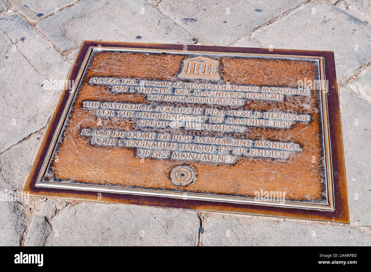 Pisa, Italien - September 03, 2019: Unesco-metall Fliese Platte sagt, Cathedral Square in Pisa mit alle Denkmäler innerhalb einer Welt ist Herita Stockfoto