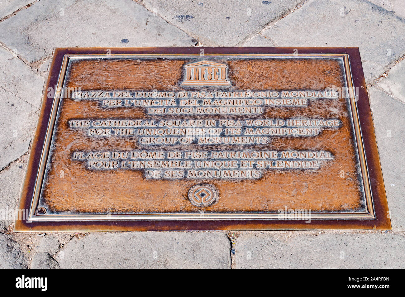 Pisa, Italien - September 03, 2019: Unesco-metall Fliese Platte sagt, Cathedral Square in Pisa mit alle Denkmäler innerhalb einer Welt ist Herita Stockfoto