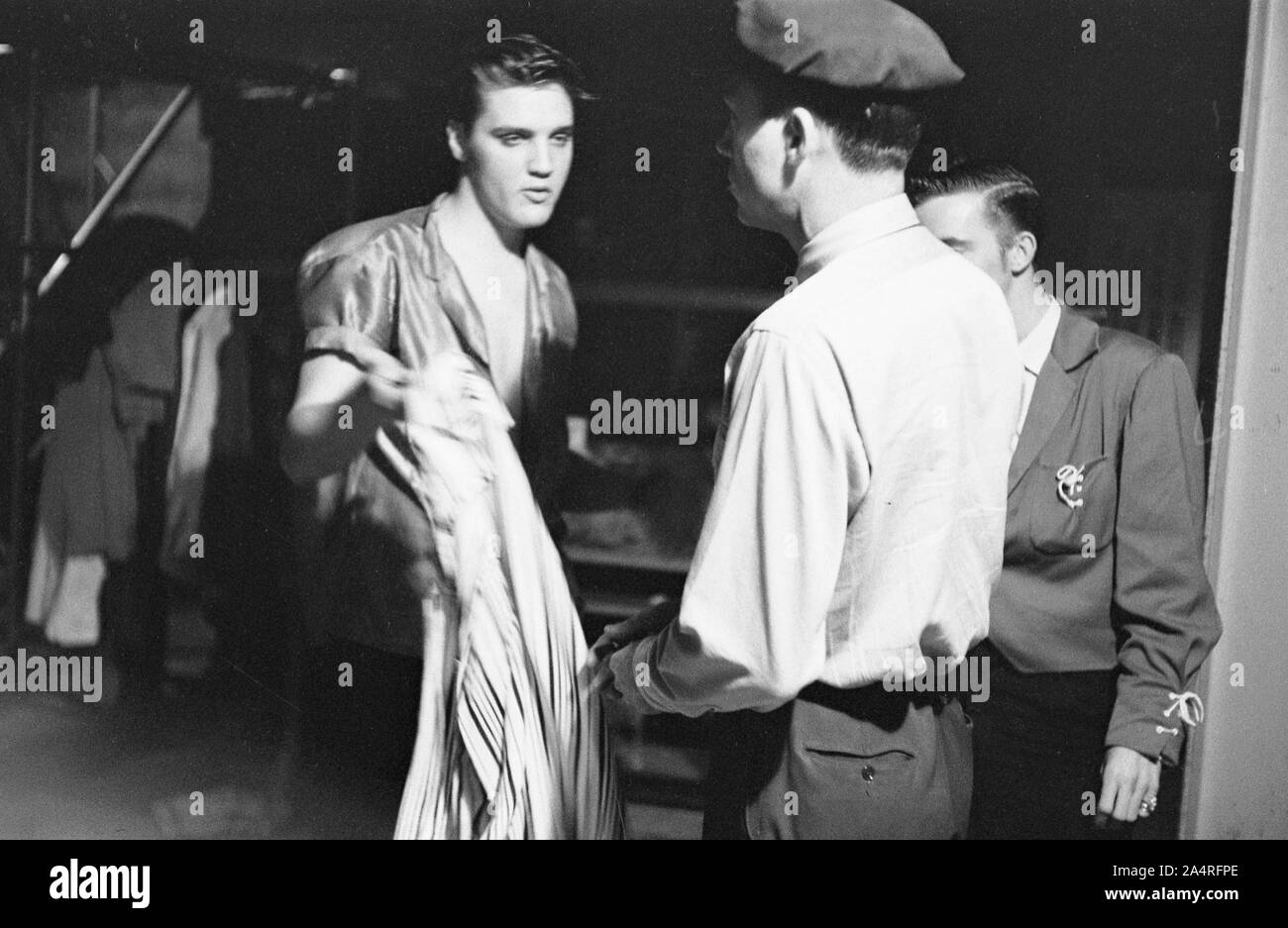 Elvis Presley und seine Cousine Gen Smith, Backstage an der Universität von Dayton Fieldhouse, 27. Mai 1956. Gen Smith war Teil der Presley's Entourage, und gilt als ein Mitglied der "Memphis Mafia". Stockfoto