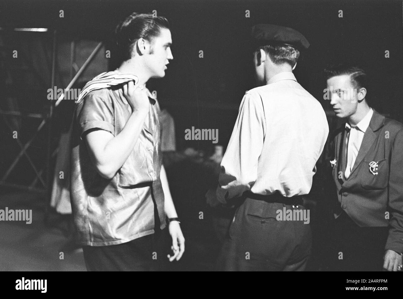 Elvis Presley und seine Cousine Gen Smith, Backstage an der Universität von Dayton Fieldhouse, 27. Mai 1956. Gen Smith war Teil der Presley's Entourage, und gilt als ein Mitglied der "Memphis Mafia". Stockfoto