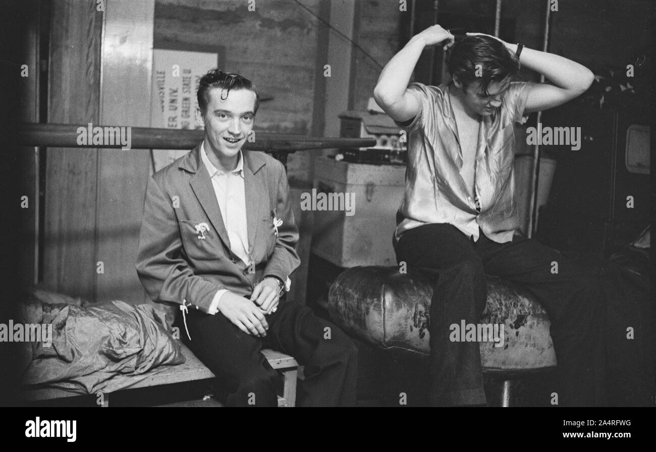 Elvis Presley und seine Cousine Gen Smith, Backstage an der Universität von Dayton Fieldhouse, 27. Mai 1956. Gen Smith war Teil der Presley's Entourage, und gilt als ein Mitglied der "Memphis Mafia". Stockfoto