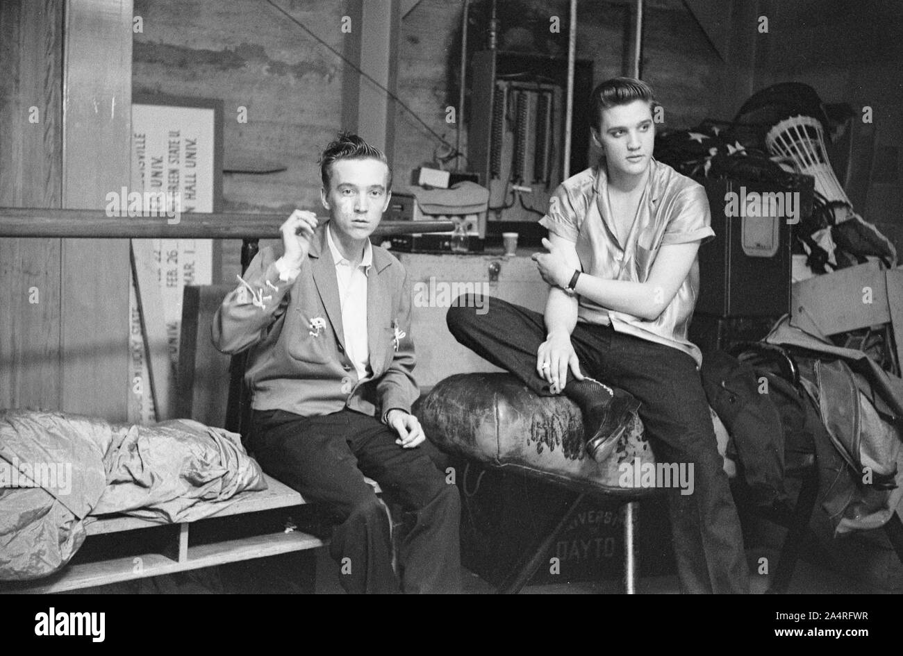 Elvis Presley und seine Cousine Gen Smith, Backstage an der Universität von Dayton Fieldhouse, 27. Mai 1956. Gen Smith war Teil der Presley's Entourage, und gilt als ein Mitglied der "Memphis Mafia". Stockfoto