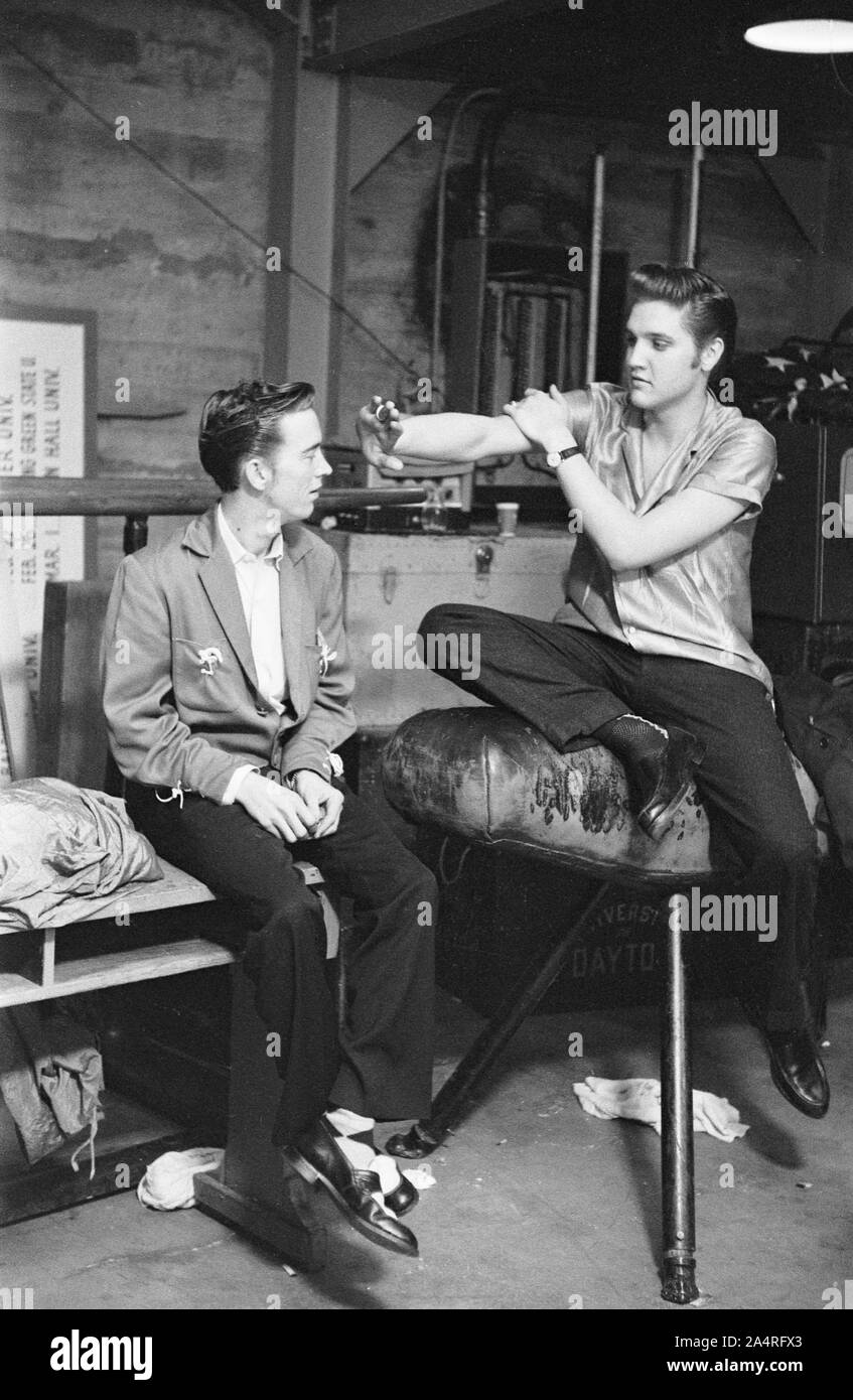 Elvis Presley und Gen Smith backstage an der Universität von Dayton Fieldhouse, 27. Mai 1956. Stockfoto
