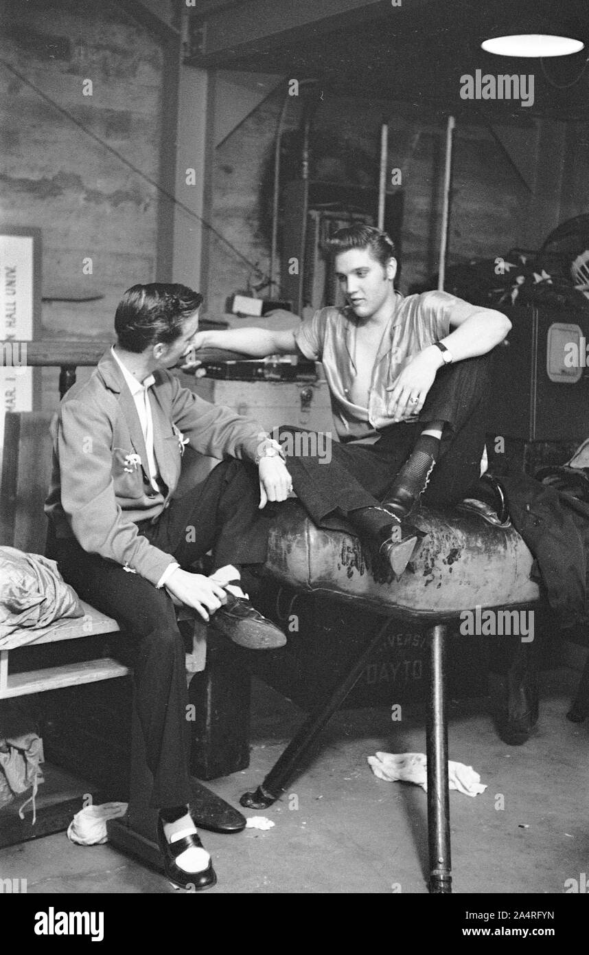 Elvis Presley und seine Cousine Gen Smith, Backstage an der Universität von Dayton Fieldhouse, 27. Mai 1956. Gen Smith war Teil der Presley's Entourage, und gilt als ein Mitglied der "Memphis Mafia". Stockfoto