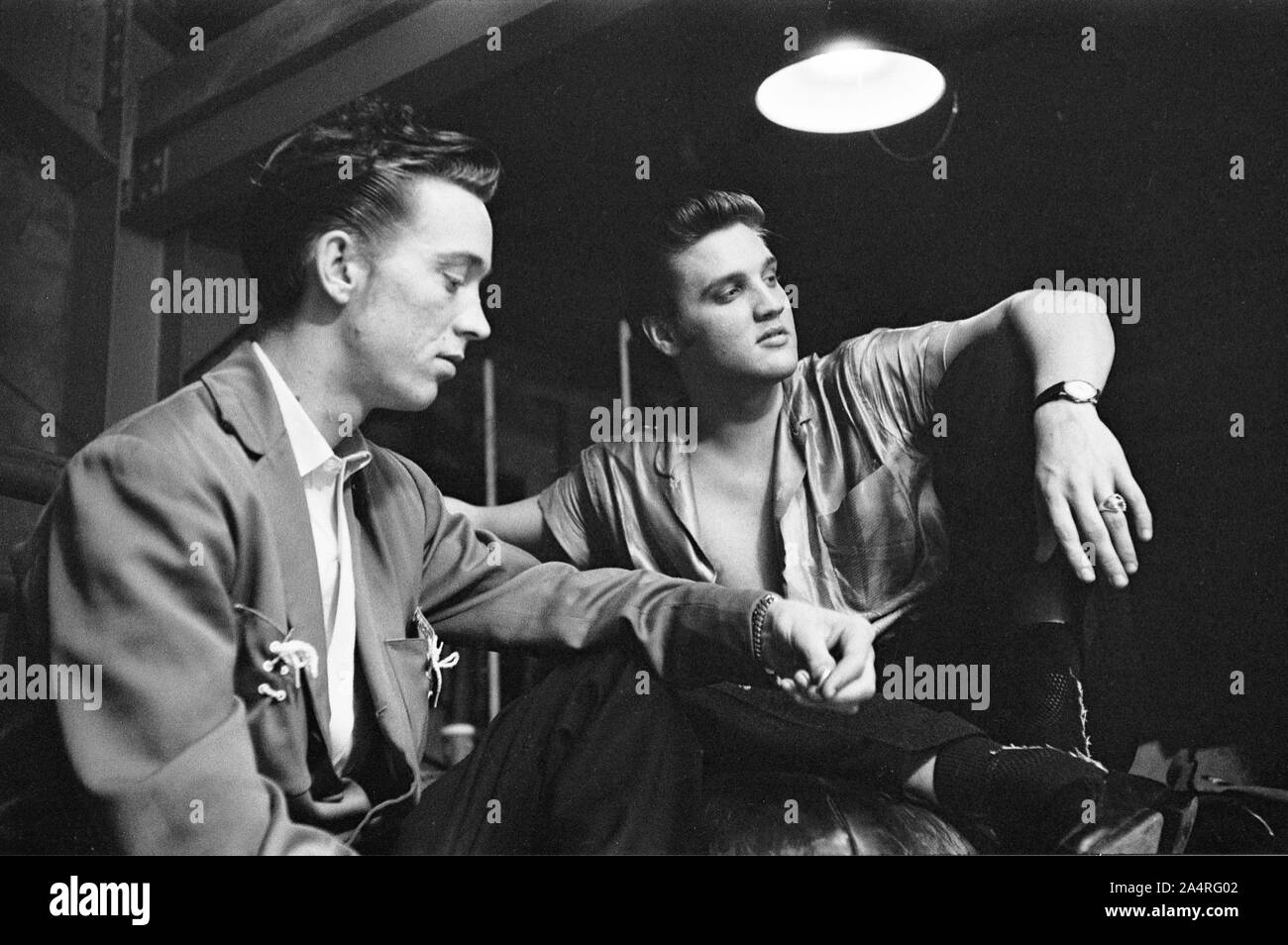 Elvis Presley und seine Cousine Gen Smith, Backstage an der Universität von Dayton Fieldhouse, 27. Mai 1956. Gen Smith war Teil der Presley's Entourage, und gilt als ein Mitglied der "Memphis Mafia". Stockfoto