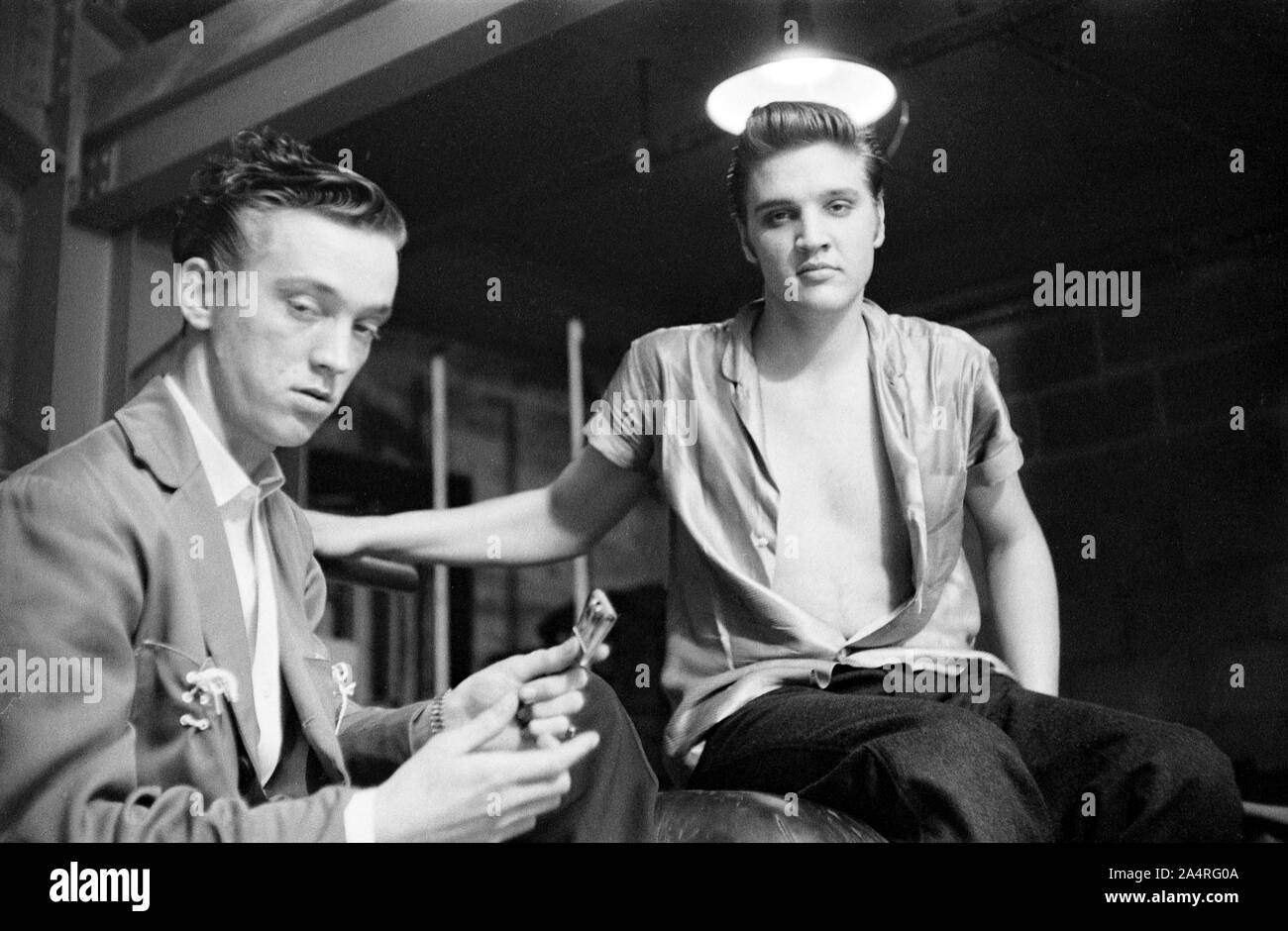 Elvis Presley und Gen Smith backstage an der Universität von Dayton Fieldhouse, 27. Mai 1956. Stockfoto