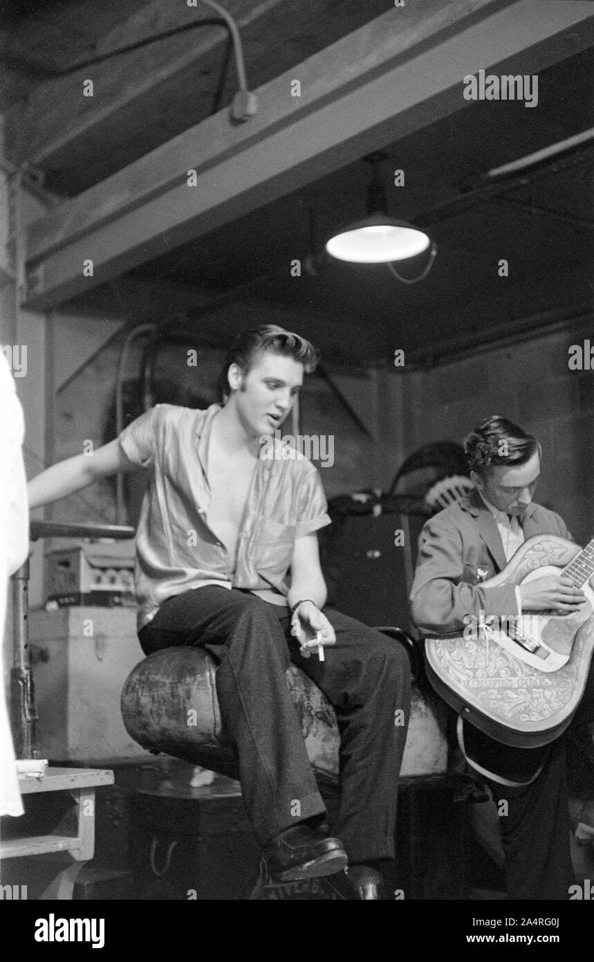 Elvis Presley und Gen Smith backstage an der Universität von Dayton Fieldhouse, 27. Mai 1956. Stockfoto