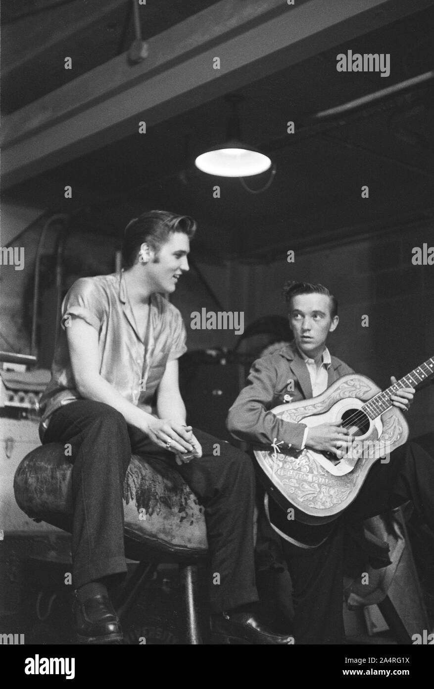 Elvis Presley und Gen Smith backstage an der Universität von Dayton Fieldhouse, 27. Mai 1956. Stockfoto
