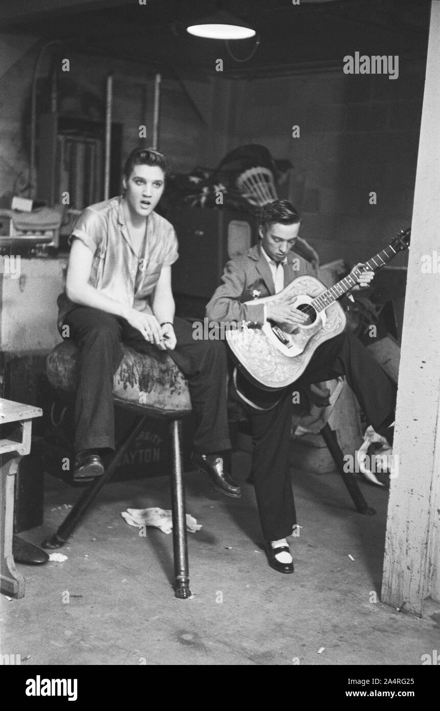 Elvis Presley und Gen Smith backstage an der Universität von Dayton Fieldhouse, 27. Mai 1956. Stockfoto