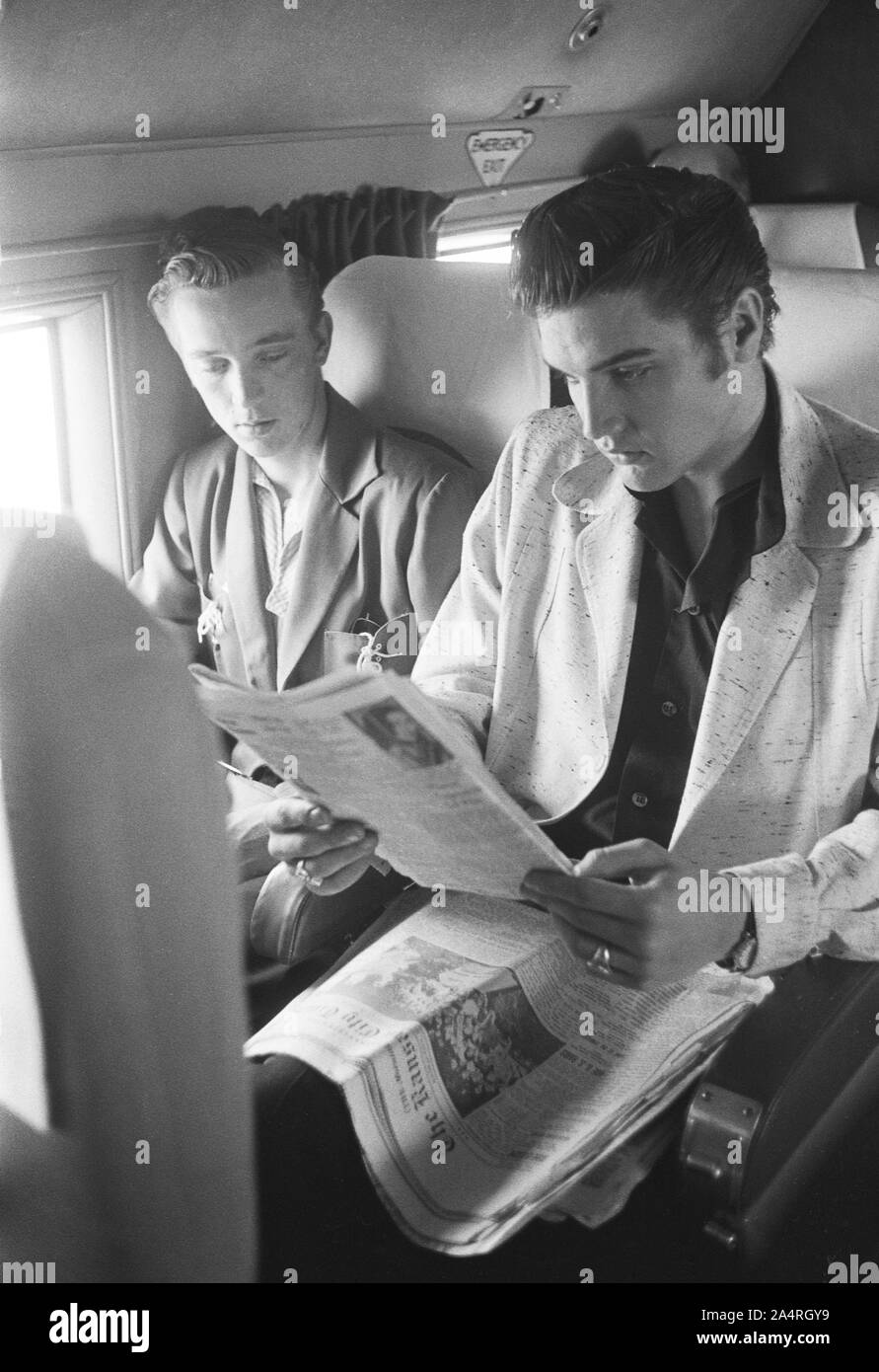 Elvis Presley und seine Cousine Gen Smith in einem Bus unterwegs auf Tour. Das genaue Datum ist unbekannt, aber es ist wahrscheinlich der 27. Mai 1956 Stockfoto