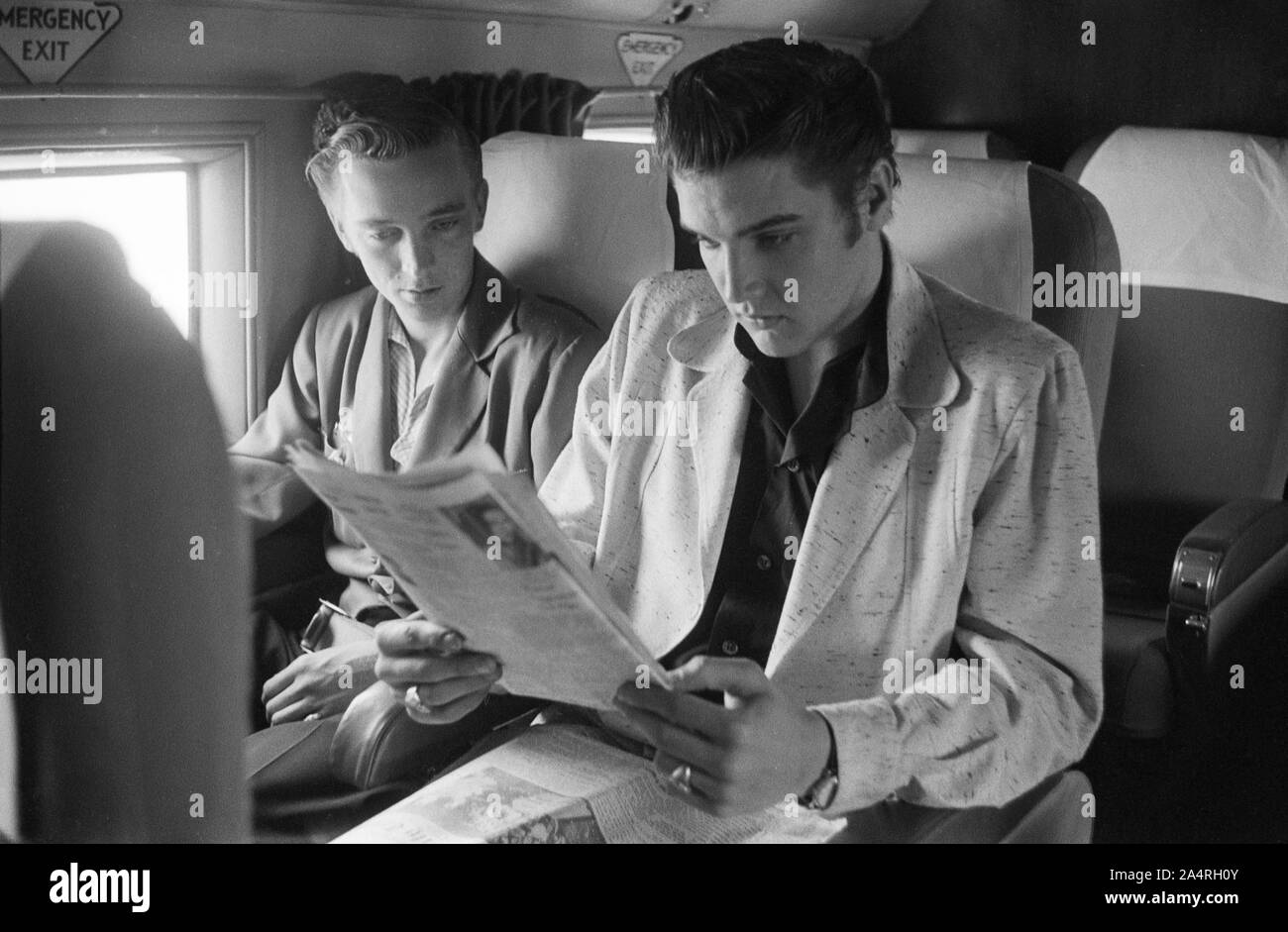 Elvis Presley und seine Cousine Gen Smith in einem Bus unterwegs auf Tour. Das genaue Datum ist unbekannt, aber es ist wahrscheinlich der 27. Mai 1956 Stockfoto