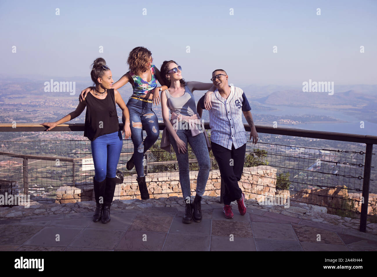 Vier Frauen mit Blick auf Hartbeespoort Stockfoto