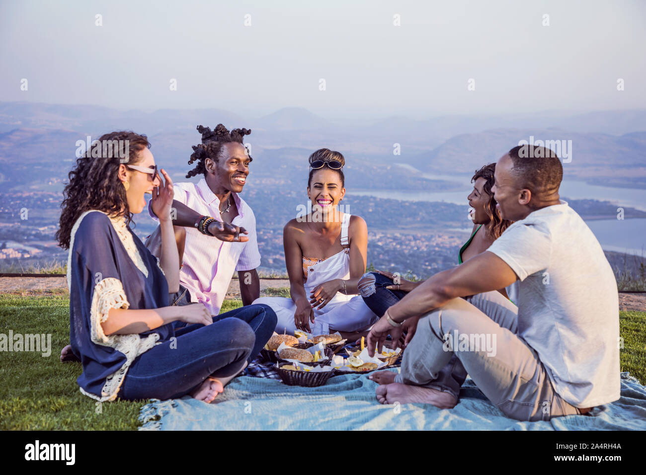 Menschen mit einem Picknick in Hartbeespoort Stockfoto