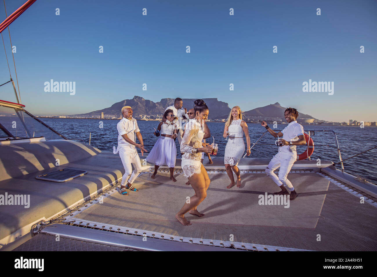 Die Menschen Gekleidet in weiße Tanzen auf einer Yacht Stockfoto