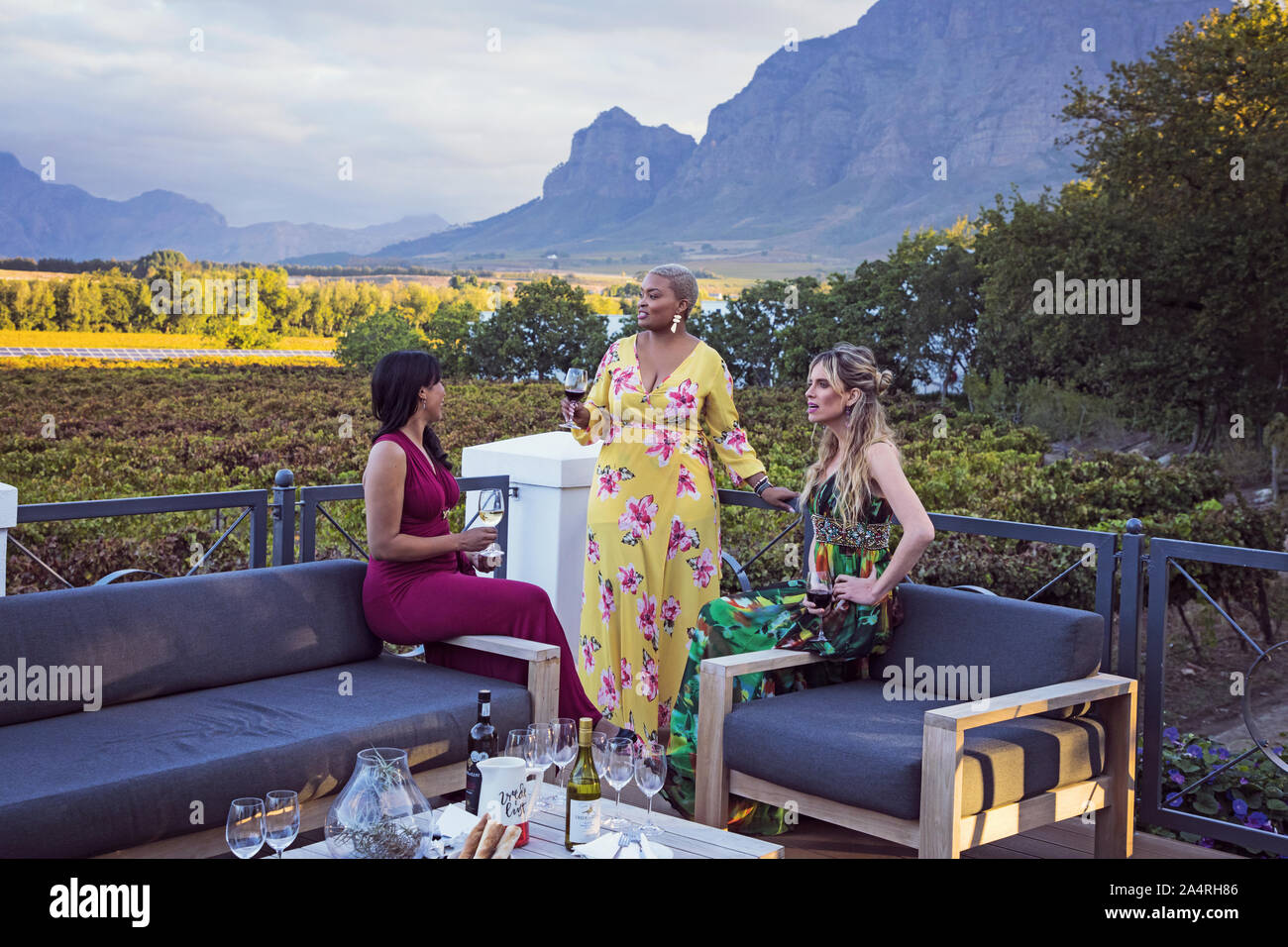 Drei Frauen Weinprobe auf einem Weingut Stockfoto