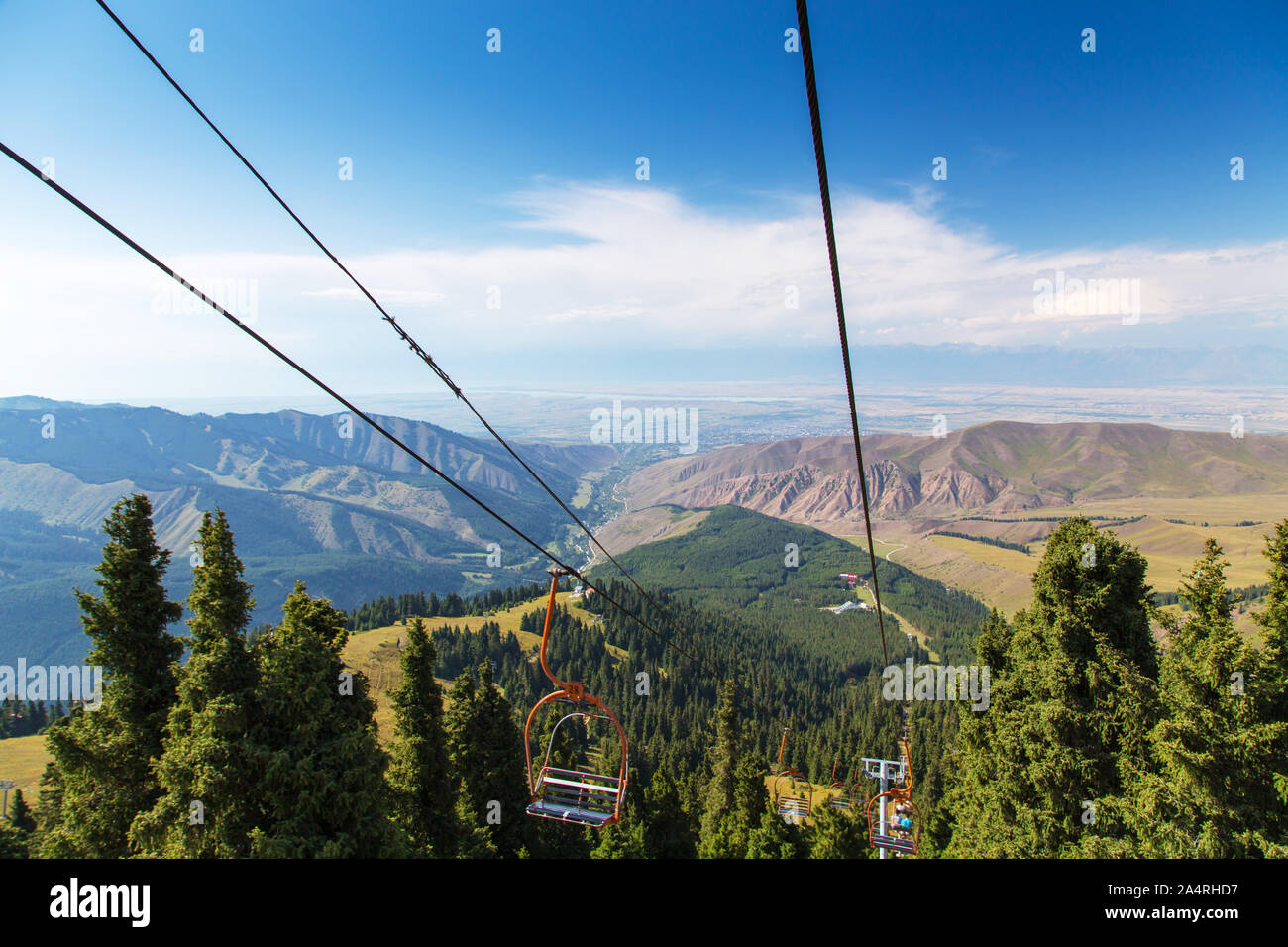 Sommer Bergwelt hoch in die Berge. Hohe Bäume der Weihnachtsbäume, Skilift im Skigebiet base Stockfoto