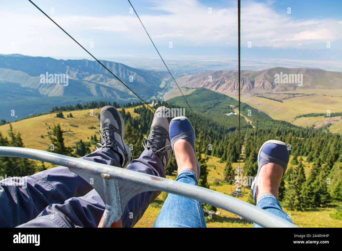 Die Füße der Menschen über den Abgrund. Bergsommer Landschaft. Blick von der Skilift im Skigebiet base Stockfoto