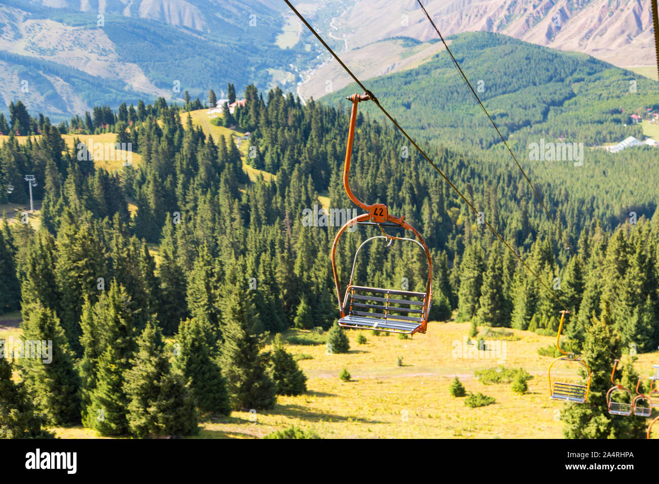 Sommer Bergwelt hoch in die Berge. Hohe Bäume der Weihnachtsbäume, Skilift im Skigebiet base Stockfoto