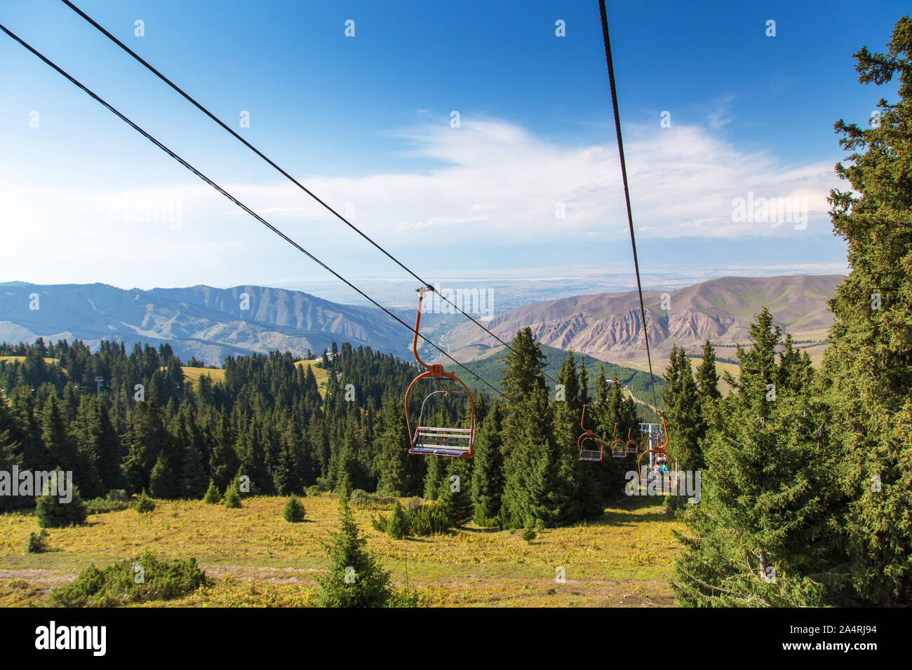 Sommer Bergwelt hoch in die Berge. Hohe Bäume der Weihnachtsbäume, Skilift im Skigebiet base Stockfoto