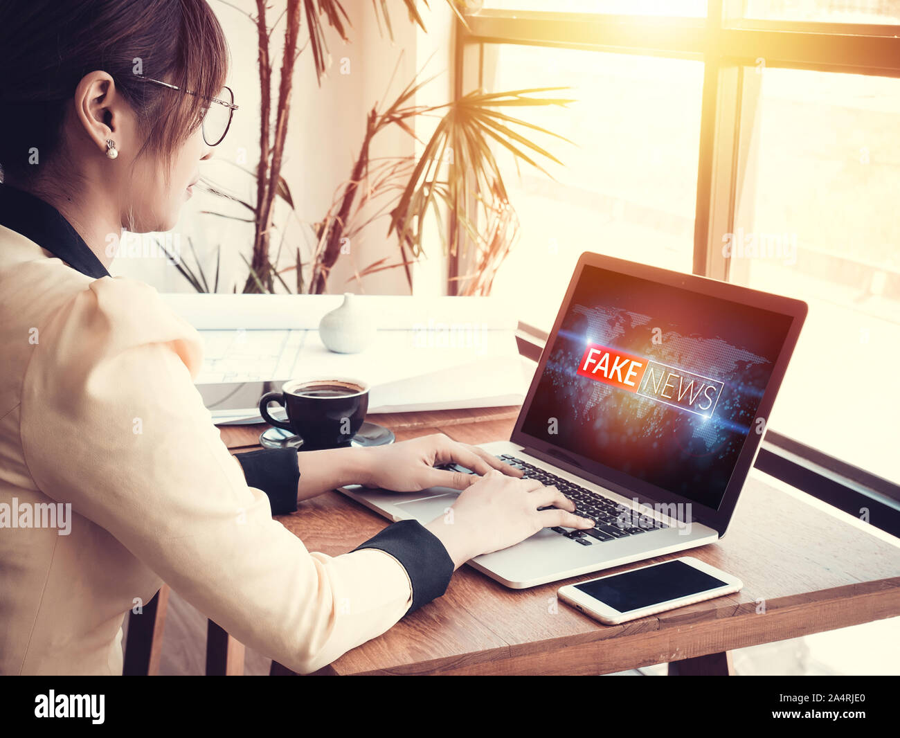 Business woman reading gefälschte Nachrichten oder Hokuspokus auf Inhalte im Internet via Laptop am Arbeitsplatz Stockfoto