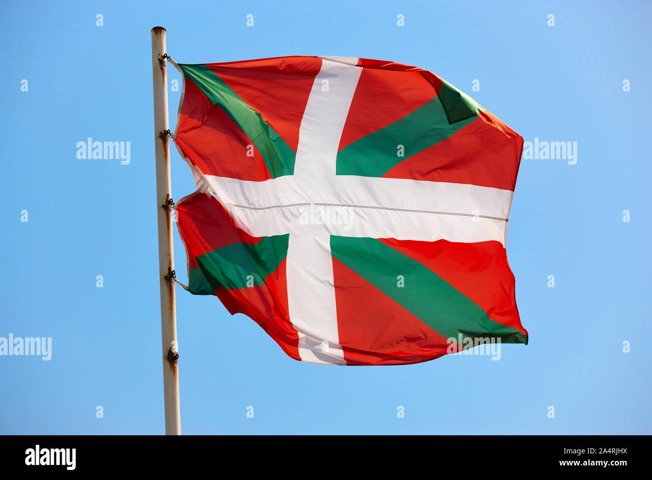 Euskadi Flagge schwenkten unter blauem Himmel Hintergrund. Baskenland, Spanien Stockfoto