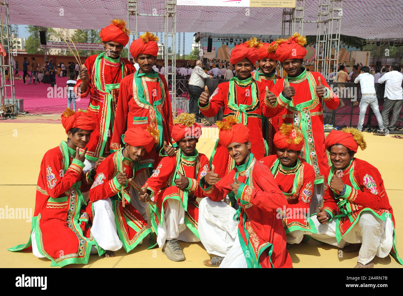 Mumbai, Maharashtra, Indien - Asien: eine Gruppe von elf Rajasthani Menschen sind im traditionellen Dress die Ureinwohner von Rajasthan, das Land der Könige. Stockfoto