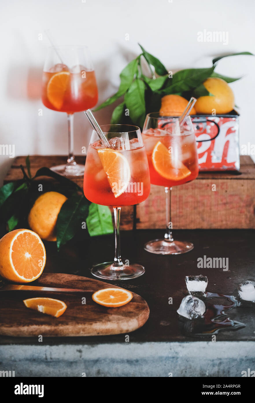 Aperol Spritz Aperitif trinken in Gläsern mit Orangen und Eis Stockfoto