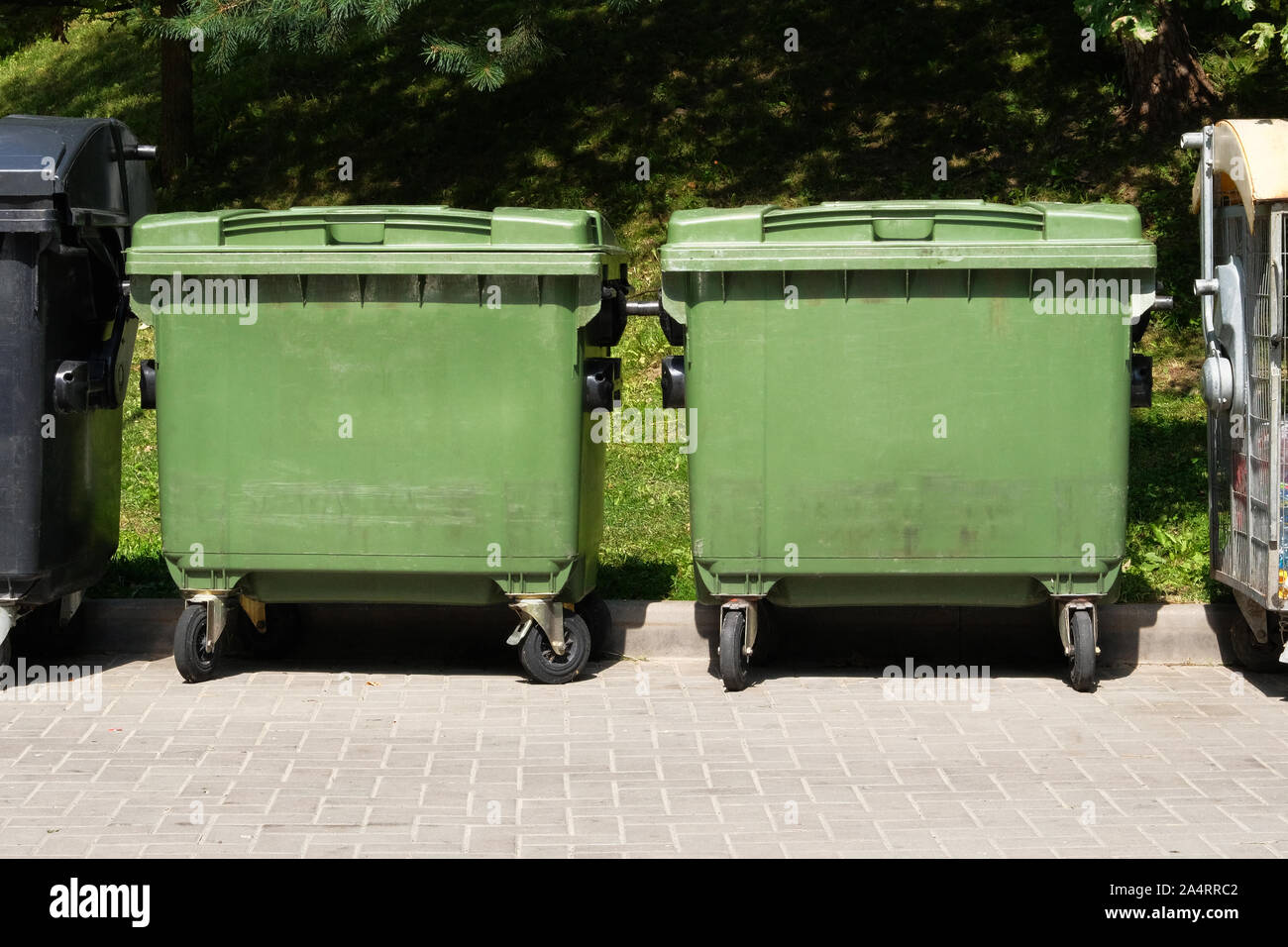 Mülleimer voll mit Müll. Mülleimer in der Stadt. Grüne Mülltonnen in der Stadt. Stockfoto