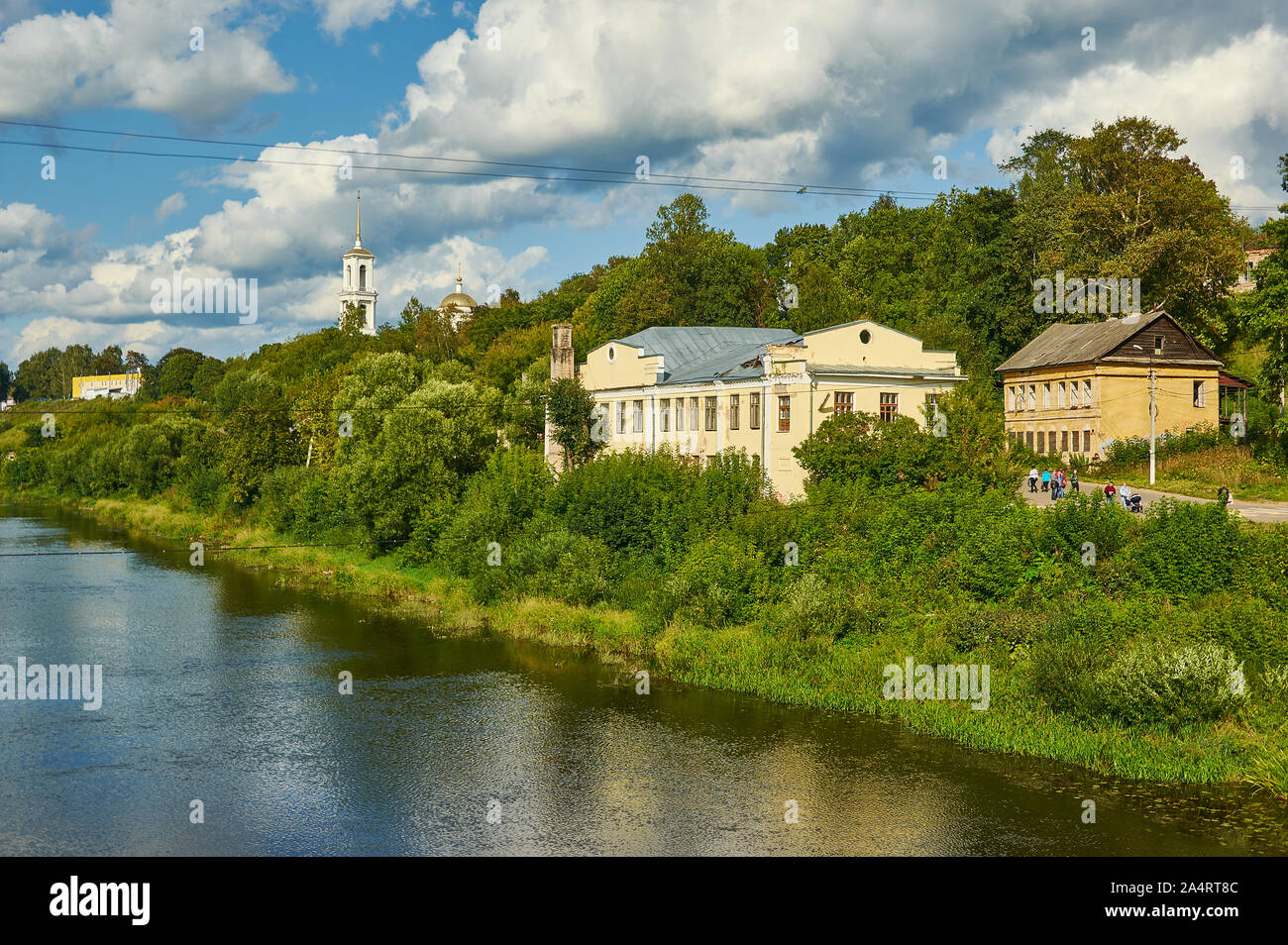 Torschok, Stadt in der Oblast Twer, Russland, alten Gebäude am Ufer des Flusses Tvertsa im Sommer F Stockfoto