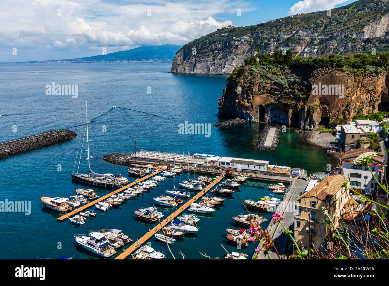 Eine kleine Stadt mit einem Hafen der italienischen Stadt Meta neben Sorrento Stockfoto