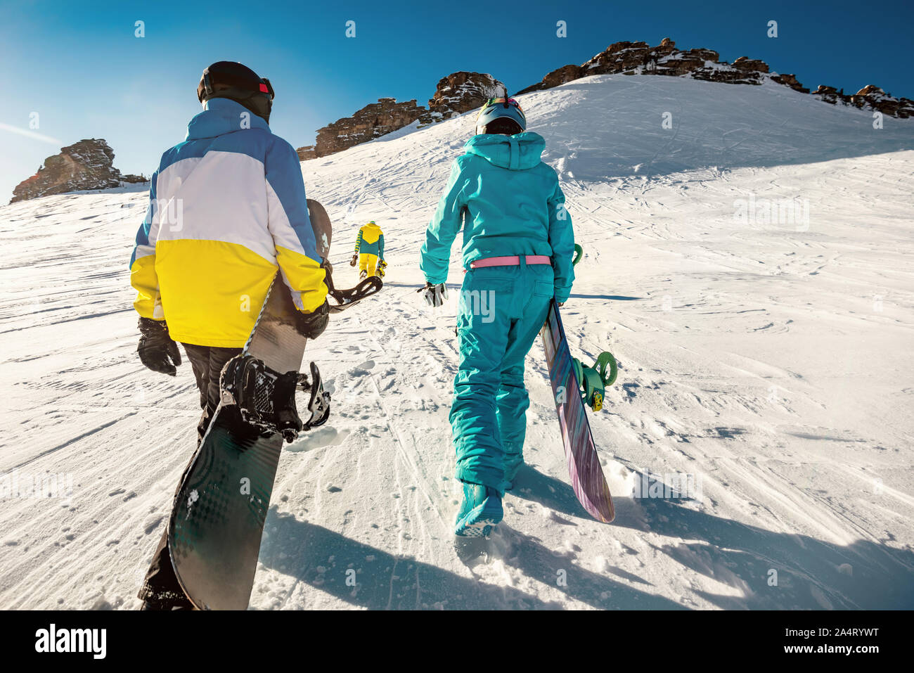 Drei Freunde Snowboarder geht bergauf mit Snowboards in Händen für Backcountry oder freie Fahrt. Ski Tour Concept mit einer Gruppe von Völkern Stockfoto