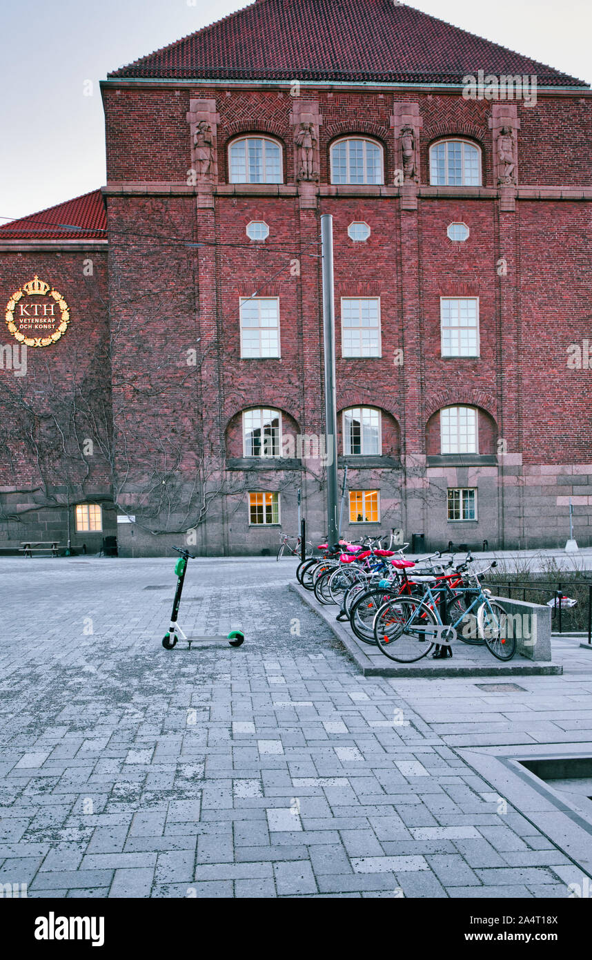 Fahrräder und Motorroller außerhalb des KTH Royal Institut für Technologie geparkt (Kungliga Tekniska Hogskolan), Stockholm, Schweden Stockfoto