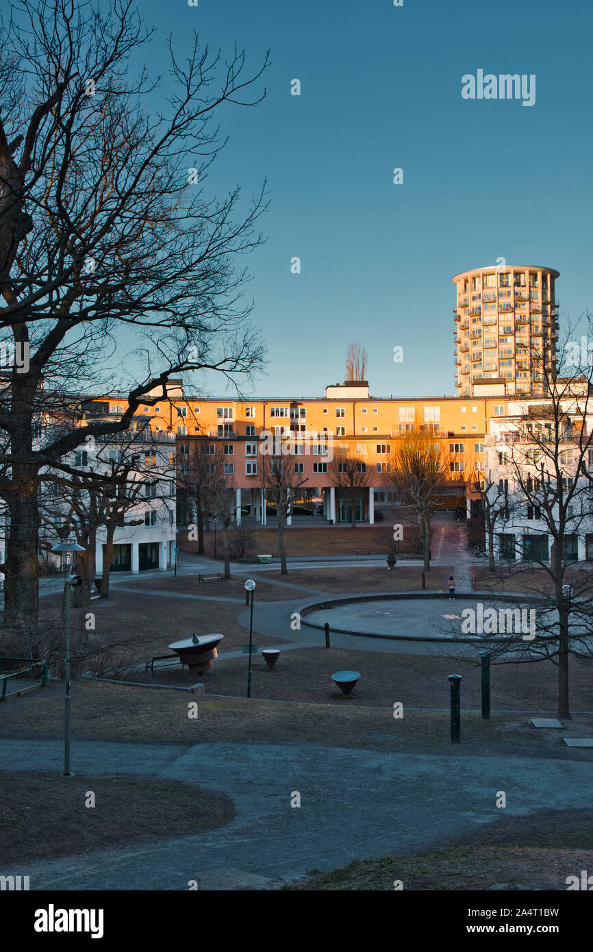 Kreisförmiger Park im Wohnviertel von Gardet mit dem Svea Tower kreisförmiges Luxus-Apartmentgebäude im Hintergrund, Gardet, Stockholm, Schweden Stockfoto