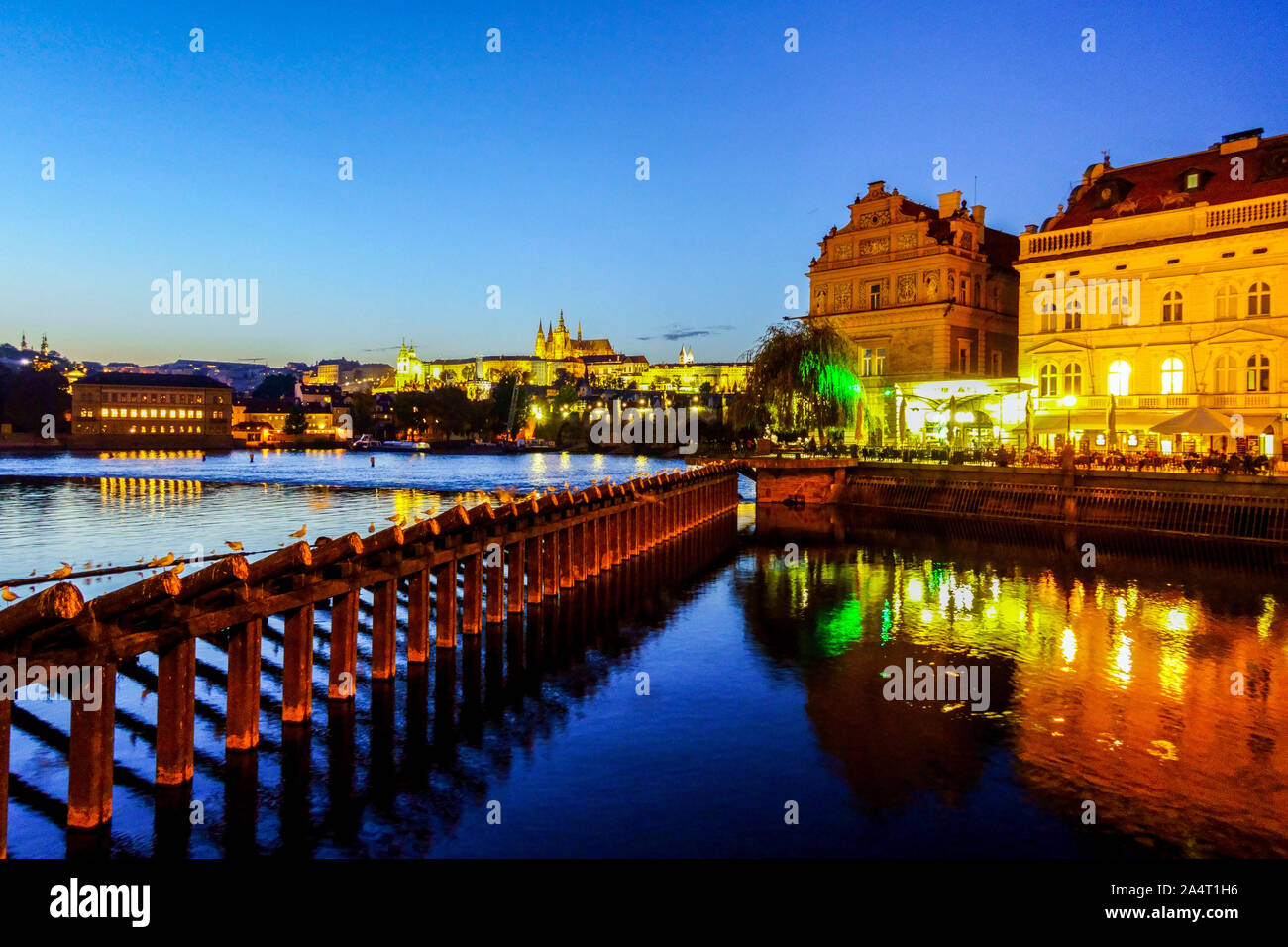 Prager Burg Fluss Nacht, bunte Häuser an der Moldau Prag Tschechische Republik beleuchtet die Moldau in Prag Stockfoto