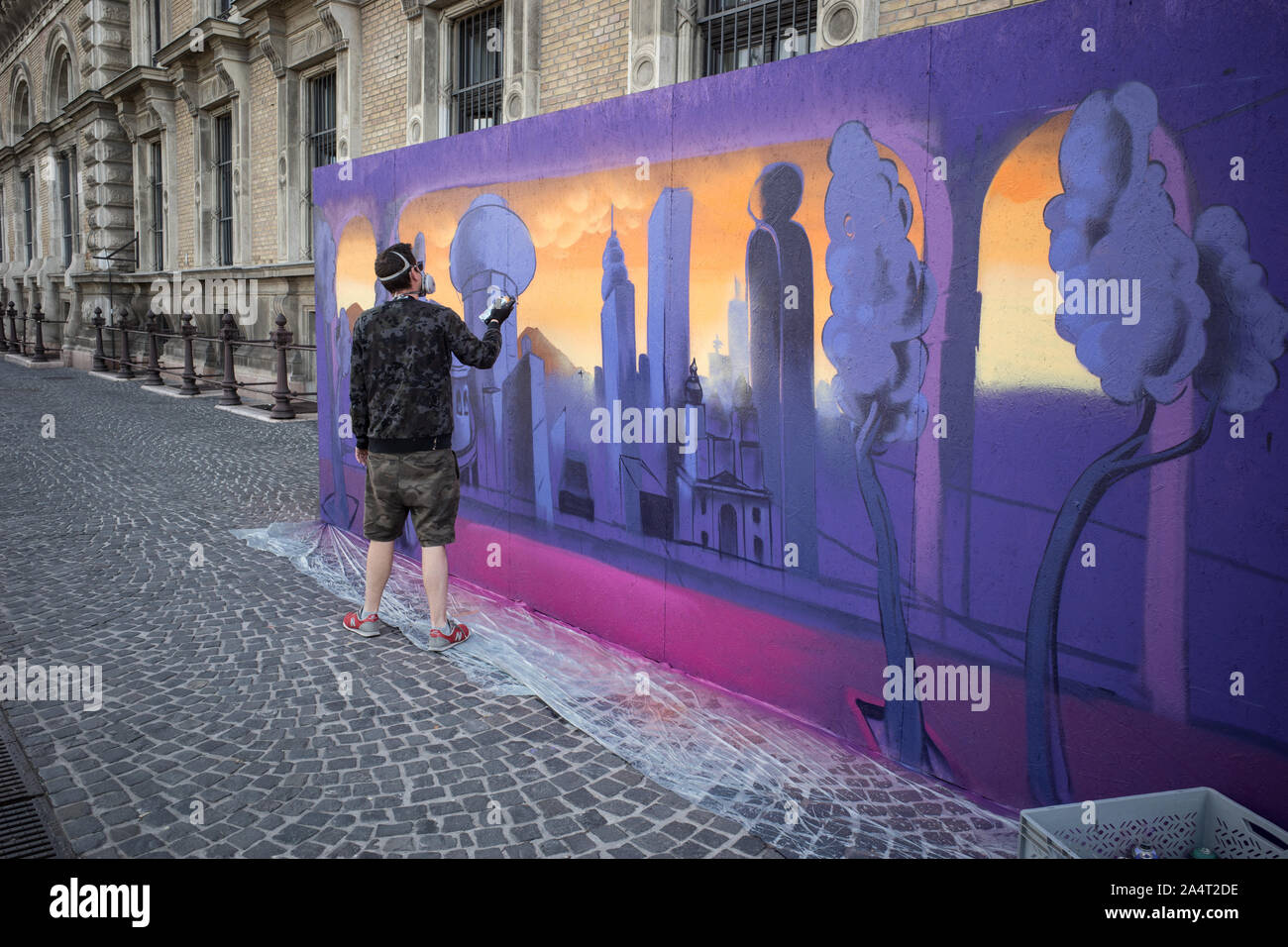 STREET ART MALER TUN EINER FREIEN WAND IN BUDAPEST - STREET ART - GRAPHER - Maler bei der Arbeit - Budapest - Ungarn © Frédéric BEAUMONT Stockfoto