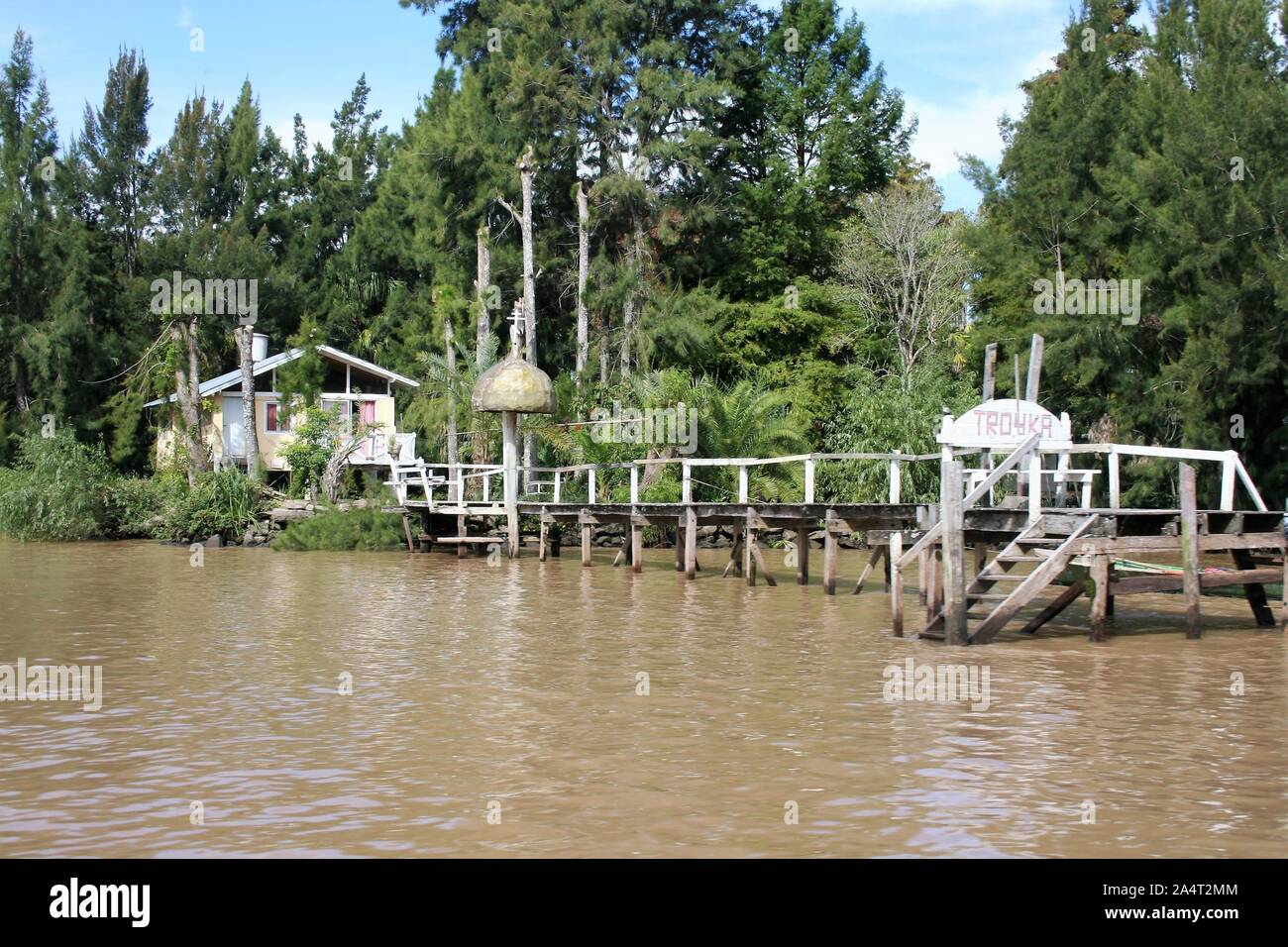 Pier am Fluss Paranà. Haus mit eigenem Bootsanleger. Stockfoto