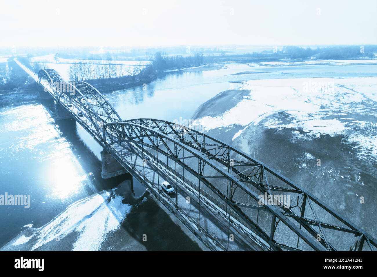 Gerola Brücke im Winter. Alte Brücke, 1913 erbaut, am Po in der Provinz Pavia (Italien). Fluss mit wenig Wasser wegen der Dürre. Stockfoto