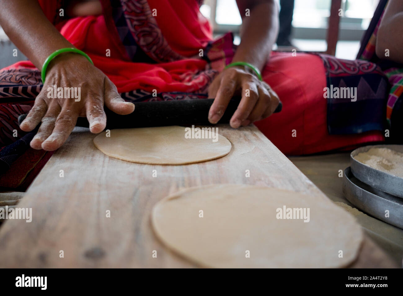 Oben Ansicht der jungen indischen Frau, die frische, hausgemachte Rotis und chapati, einem klassischen indischen Street Food Stockfoto