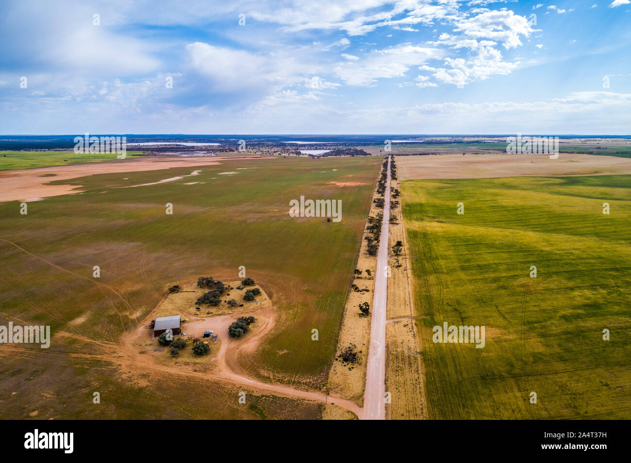 Straße durch landwirtschaftliche Flächen Stockfoto
